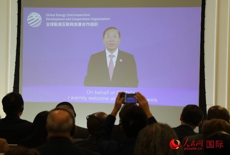 全球能源互聯(lián)網(wǎng)發(fā)展合作組織主席、中國(guó)電力企業(yè)聯(lián)合會(huì)理事長(zhǎng)辛保安通過(guò)視頻方式致辭。人民網(wǎng)記者 李志偉攝