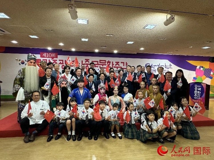 中韓雙方嘉賓和演員在中國(guó)文化周開(kāi)幕式上合影留念。人民網(wǎng)記者 莽九晨攝