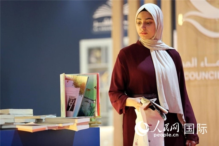 一名女性走過(guò)展臺(tái)。人民網(wǎng) 奧馬爾·哈利勒攝