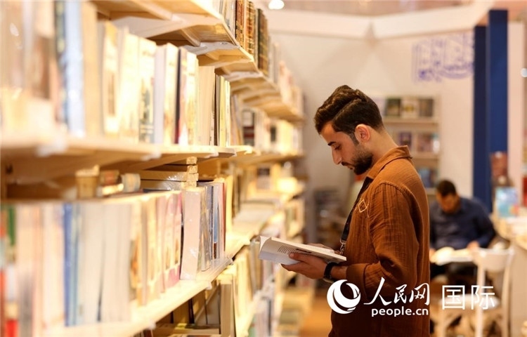 一位民眾在讀書(shū)。人民網(wǎng)中東中心分社奧馬爾·哈利勒攝