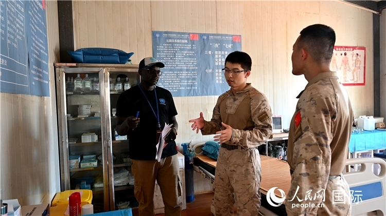 圖4 介紹醫(yī)療設(shè)施。孫千攝