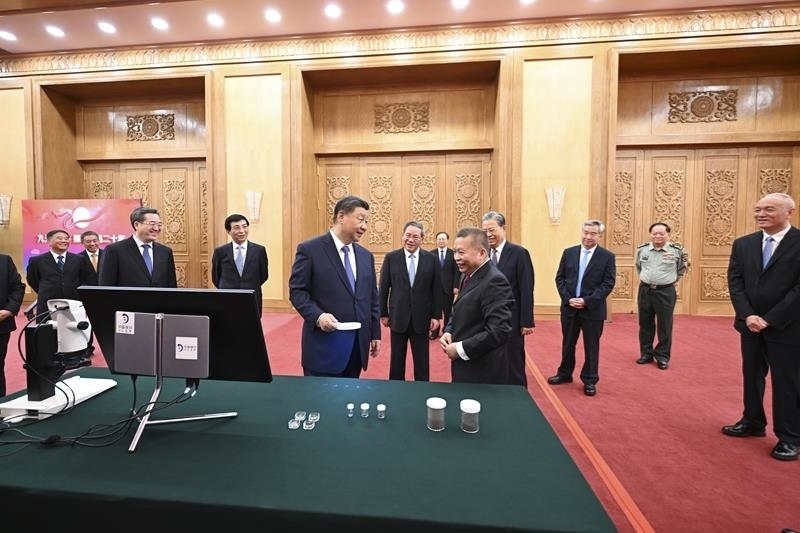 △2024年9月23日，習(xí)近平總書記等參觀月球樣品和探月工程成果展覽。