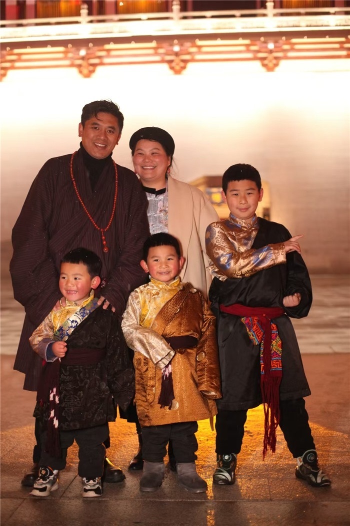 康定的節(jié)日氛圍多元和諧。圖為2024年元宵夜，洛讓銀登一家五口在旅行中拍攝的合影。資料圖片