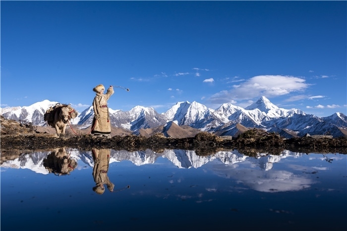 貢嘎山下的放牧人。林革文攝