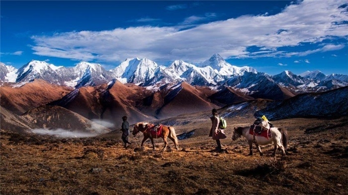 “守護貢嘎”是當?shù)卮迕駱闼氐男拍詈妥园l(fā)的行動。圖為貢嘎山“馬背巡護隊”開展日常巡護工作 林革文攝