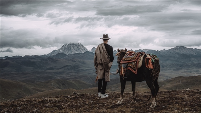 在康定八郎生都星空營地，村里的青年丹真德勒牽馬注視世代生活的家園。八郎村提供