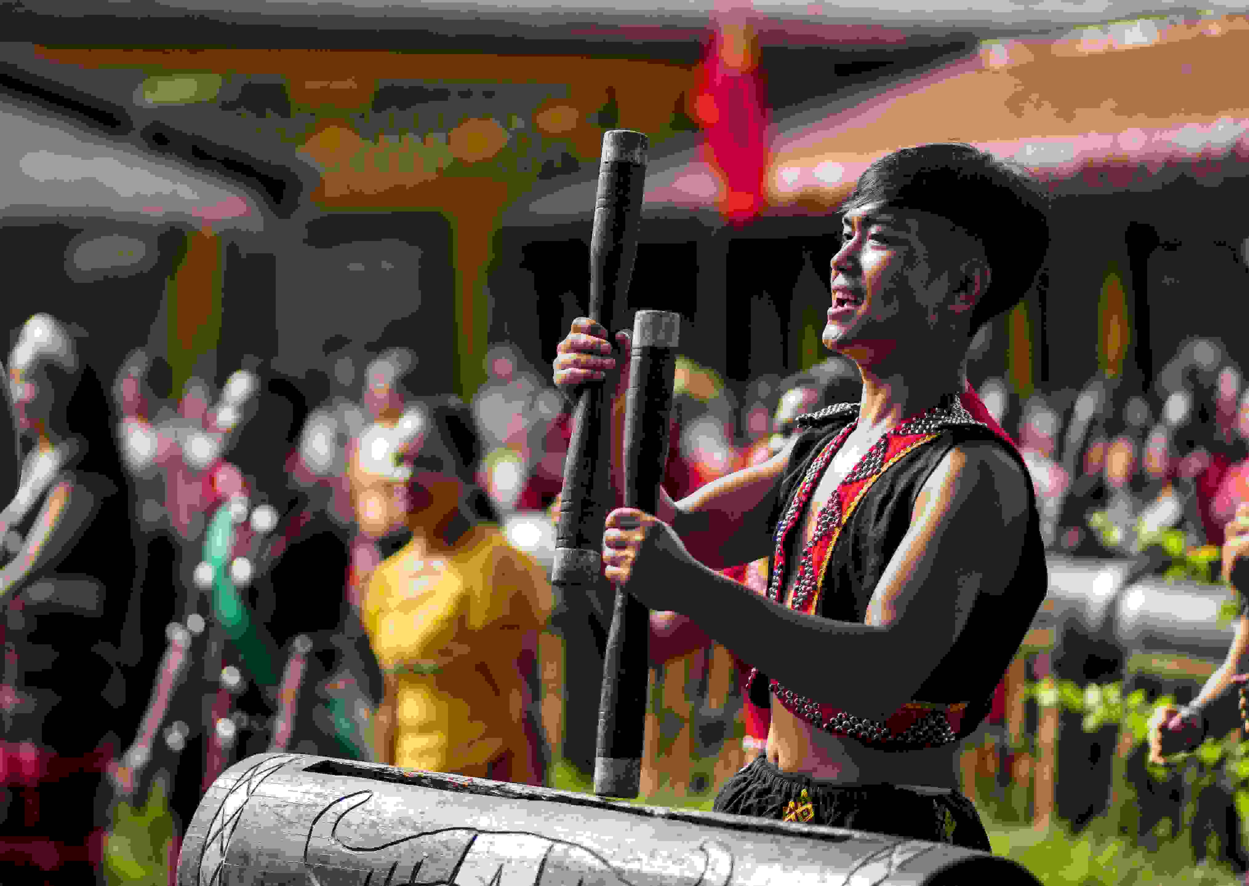 云南省滄源縣班洪鄉(xiāng)班洪村的佤族群眾唱響《阿佤人民唱新歌》（2021年8月20日攝）。