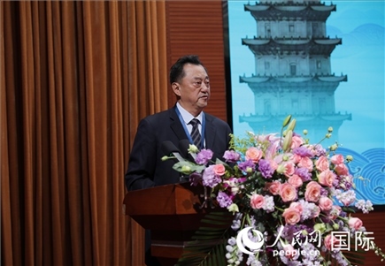 北京語言大學黨委書記倪海東在“走進中華文明——海絲印記 世遺泉州”主題人文交流活動中致辭。人民網(wǎng) 王婧攝
