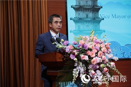 泉州市人民政府副市長姚飛在“走進中華文明——海絲印記 世遺泉州”主題人文交流活動中致辭。人民網(wǎng) 王婧攝