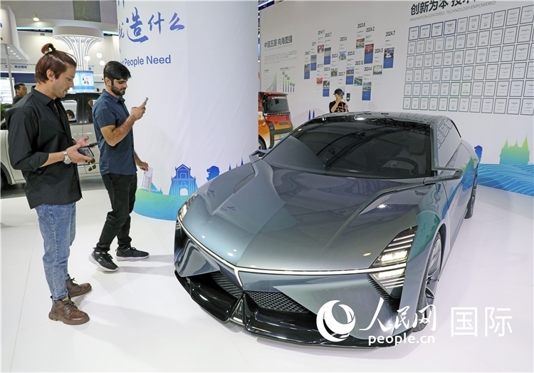 東博會(huì)上，上汽通用五菱展出的一款名為“東盟之光”的新能源概念車吸引參觀者駐足。人民網(wǎng)記者趙益普攝