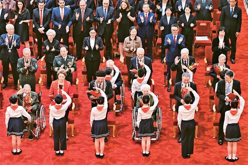 2024年9月29日，中華人民共和國國家勛章和國家榮譽(yù)稱號(hào)頒授儀式在北京人民大會(huì)堂隆重舉行。圖為少先隊(duì)員向國家勛章和國家榮譽(yù)稱號(hào)獲得者敬禮致意。 新華社記者 岳月偉/攝