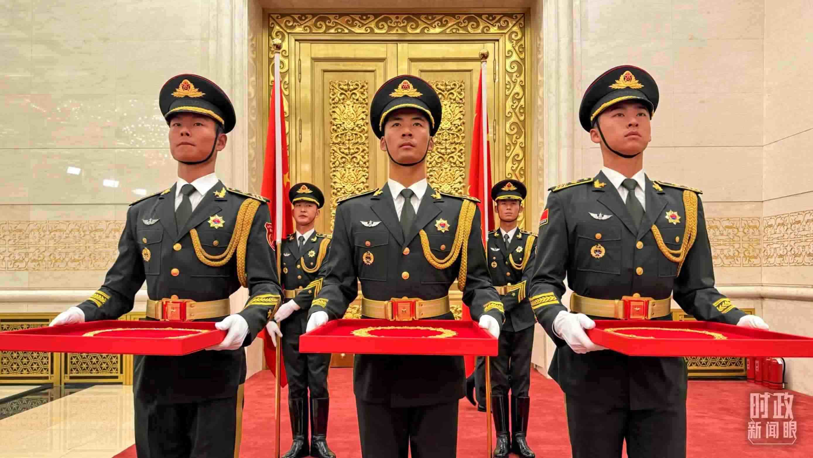 禮兵手捧共和國勛章、友誼勛章和國家榮譽(yù)稱號獎?wù)?。（總臺央視記者李增仁拍攝）