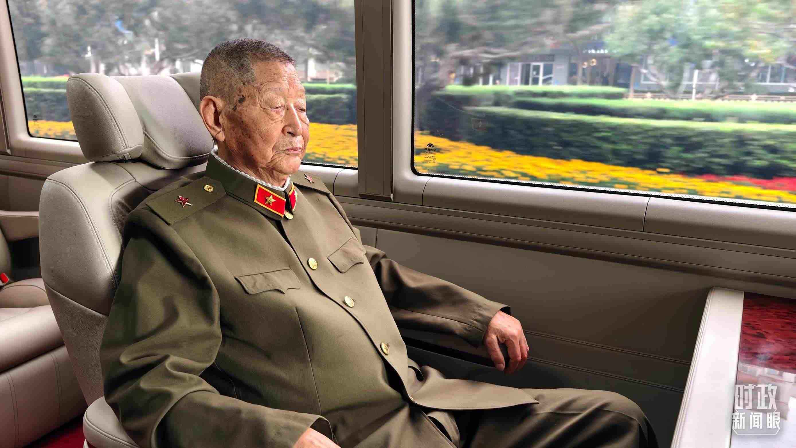 “共和國勛章”獲得者黃宗德乘坐禮賓車前往人民大會堂。（總臺央視記者胡瑋拍攝）