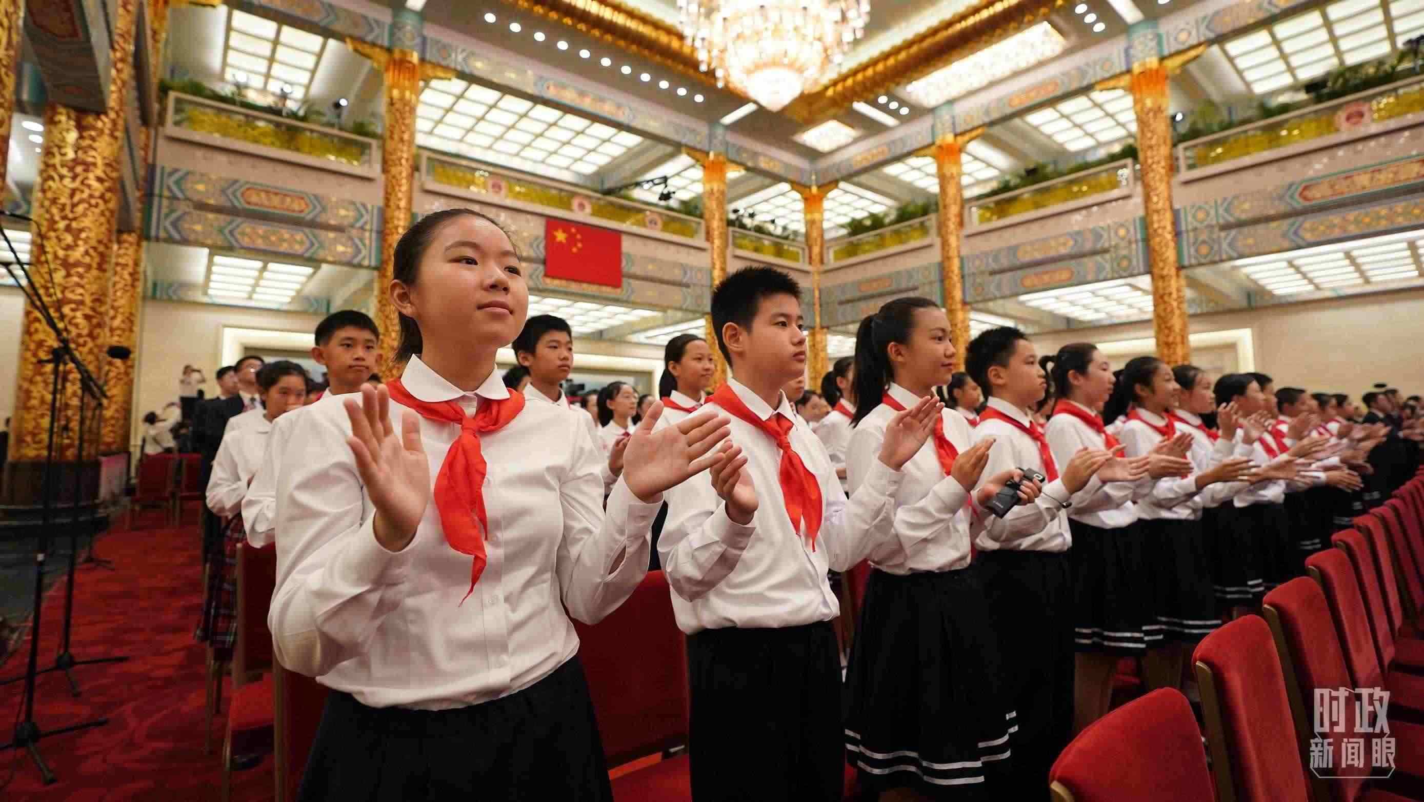 頒授儀式現(xiàn)場的少先隊(duì)員。（總臺記者李晉拍攝）