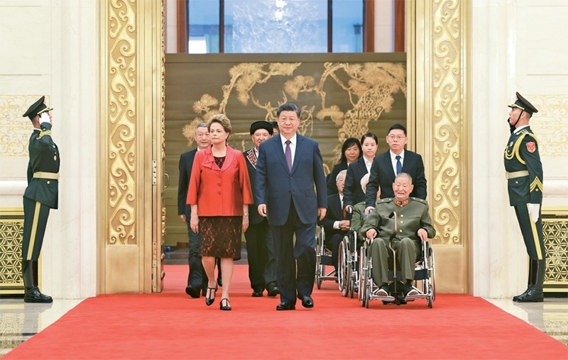 2024年9月29日，中華人民共和國國家勛章和國家榮譽(yù)稱號頒授儀式在北京人民大會堂金色大廳隆重舉行。中共中央總書記、國家主席、中央軍委主席習(xí)近平同國家勛章和國家榮譽(yù)稱號獲得者一同步入會場。 新華社記者 王曄/攝