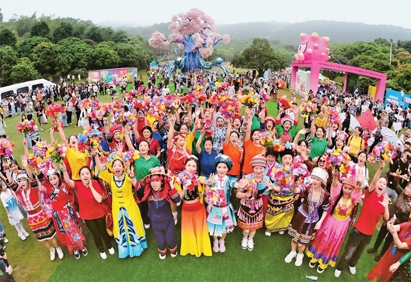 自2014年起，廣西持續(xù)舉辦“廣西三月三·八桂嘉年華”活動(dòng)，各地民族民俗活動(dòng)次第登臺(tái)，精彩紛呈，這個(gè)傳統(tǒng)民族節(jié)慶已演變?yōu)楦髯迦嗣窆蚕砉矘返墓?jié)日盛會(huì)和知名文化旅游品牌。圖為2024年4月11日在南寧市拍攝的活動(dòng)主會(huì)場(chǎng)。 新華社記者 周華/攝