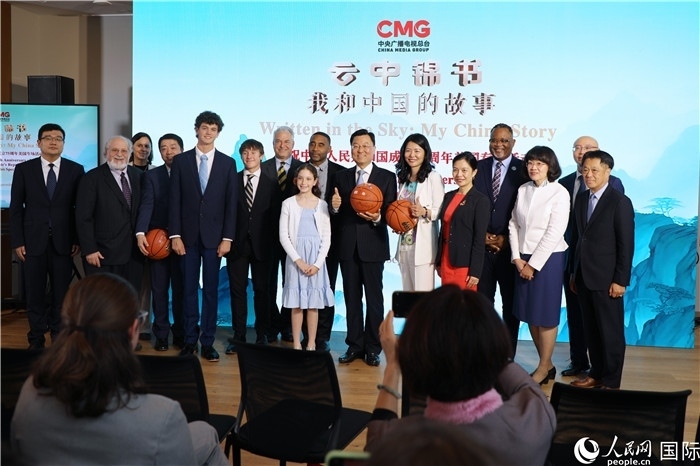 2、出席活動(dòng)的中美兩國(guó)嘉賓合影。 人民網(wǎng)記者 李志偉攝