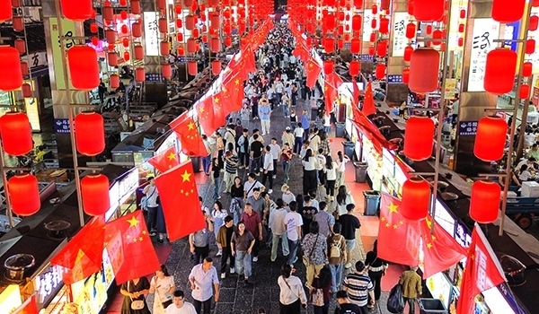 國慶臨近，河南省洛陽市老城歷史文化街區(qū)裝扮一新，國旗招展，處處洋溢著濃厚的國慶節(jié)日氛圍。來源：人民圖片網(wǎng)