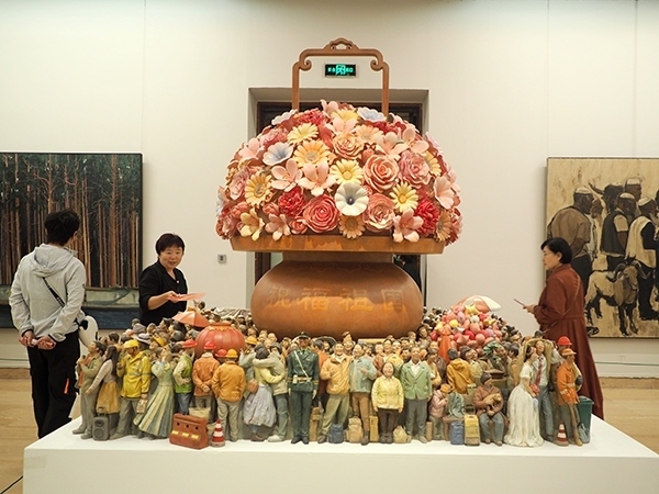 2024年9月28日，觀眾在中國美術(shù)館參觀“慶祝中華人民共和國成立75周年——第十四屆全國美術(shù)作品展覽進(jìn)京作品展”。杜建坡攝。來源：人民圖片網(wǎng)