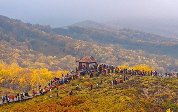 2024年9月27日，內(nèi)蒙古自治區(qū)赤峰市克什克騰旗烏蘭布統(tǒng)景區(qū)層林盡染，游人如織，風(fēng)光如畫。來源：人民圖片網(wǎng)