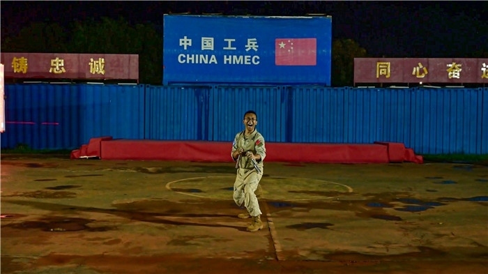 官兵帶來精彩的雙節(jié)棍表演。馬騫攝