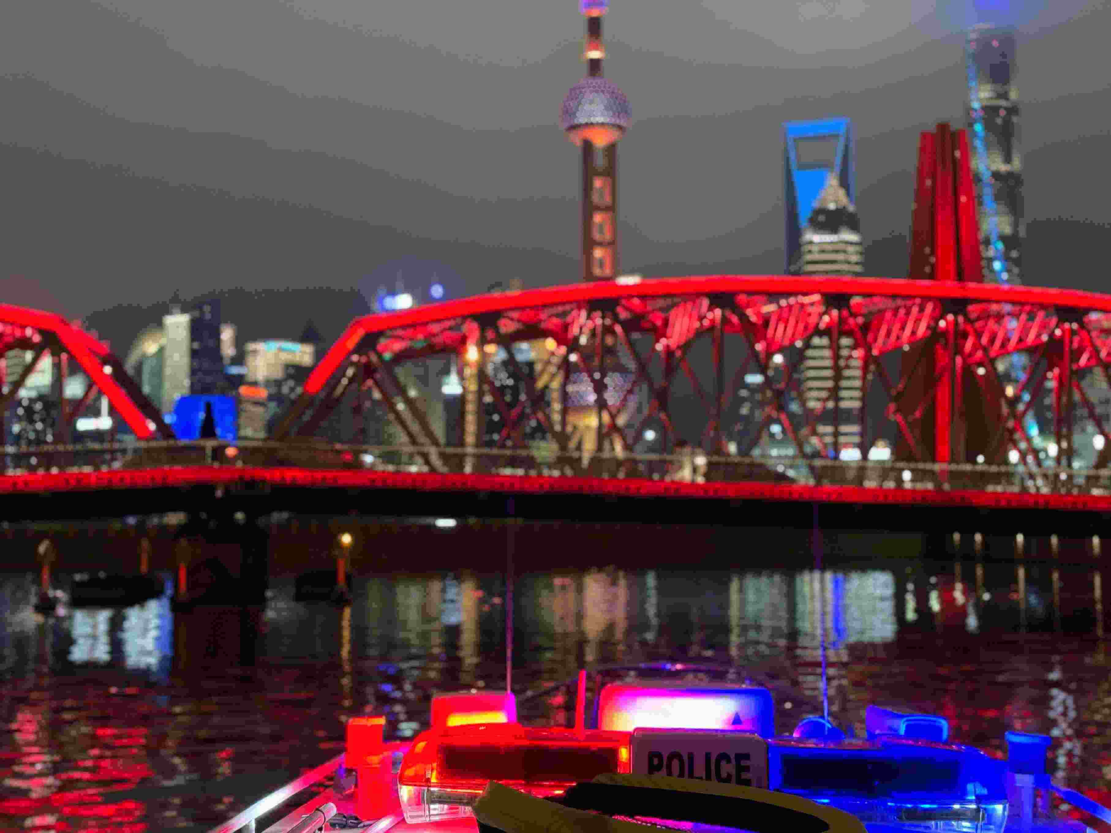 公安艇夜間巡邏。人民網(wǎng)記者 郝萍攝