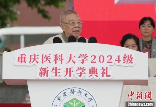 圖為陳宏礎(chǔ)教授為新生帶來“開學(xué)第一課”。中新網(wǎng)記者 周毅 攝