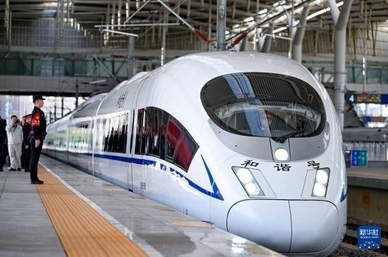 10月1日，由銀川開(kāi)往惠農(nóng)的C8218次列車(chē)從銀川站駛出。