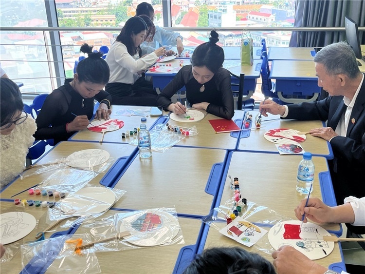 觀眾們?cè)隗w驗(yàn)畫扇。Sem Sophea攝