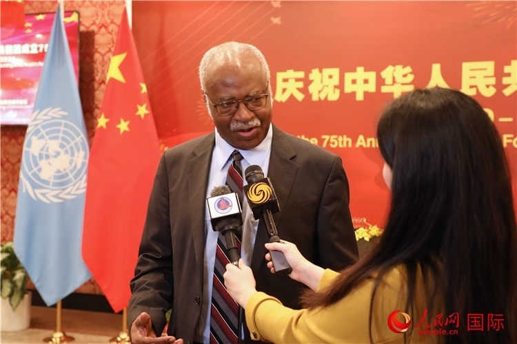 聯(lián)大主席菲勒蒙在招待會現(xiàn)場接受媒體采訪，他向中國政府和人民致以節(jié)日祝賀，表示中國的發(fā)展成就令人驚嘆。人民網(wǎng)記者 李志偉攝