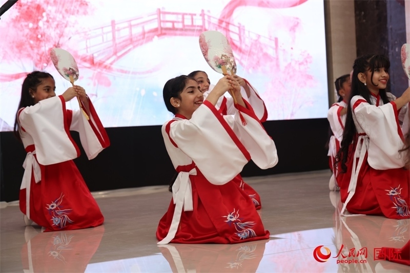 富查伊拉當?shù)貙W校學生表演節(jié)目。人民網(wǎng)記者任皓宇攝