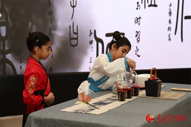 富查伊拉當?shù)貙W校學生表演茶藝。人民網(wǎng)記者任皓宇攝