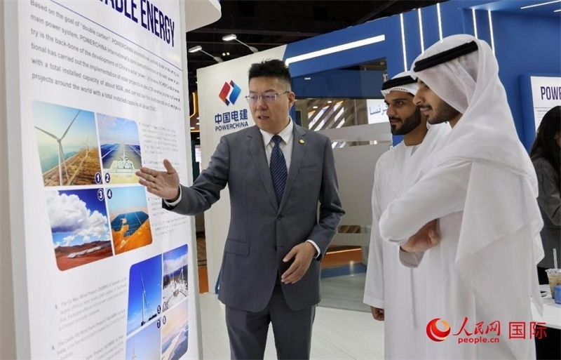 中國(guó)電建中東北非區(qū)域總部負(fù)責(zé)人向觀眾介紹公司承建的可再生能源項(xiàng)目。人民網(wǎng)記者 管克江攝