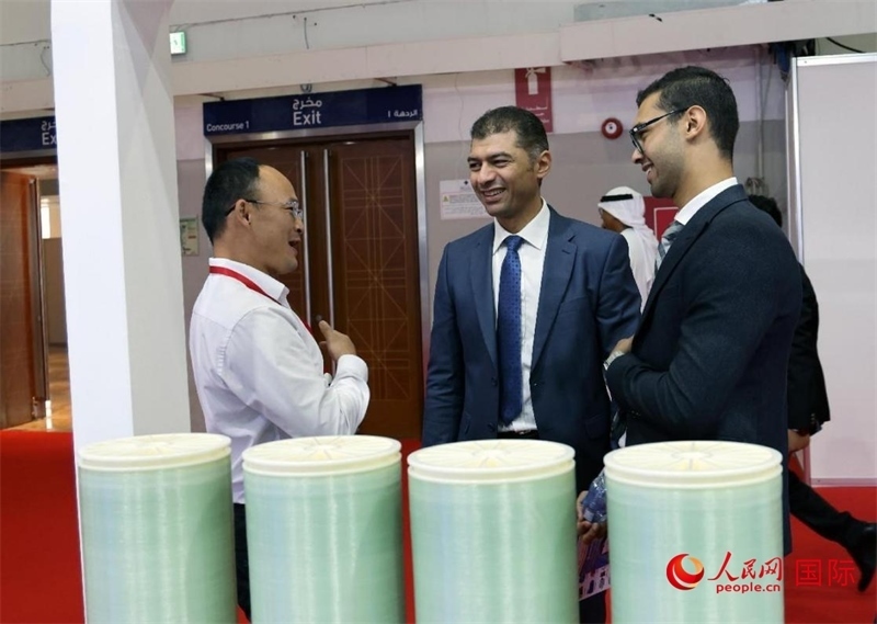 中外參展商交流。人民網(wǎng)記者管克江攝