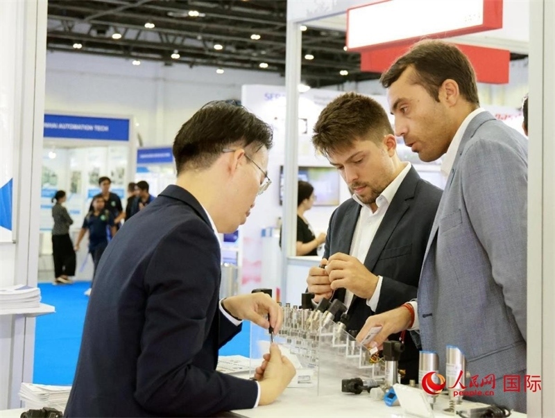 中外展商交流。人民網(wǎng)記者管克江攝