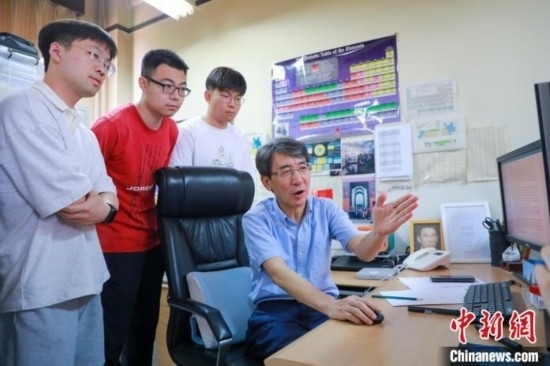 薛其坤在指導學生。 (受訪者供圖)