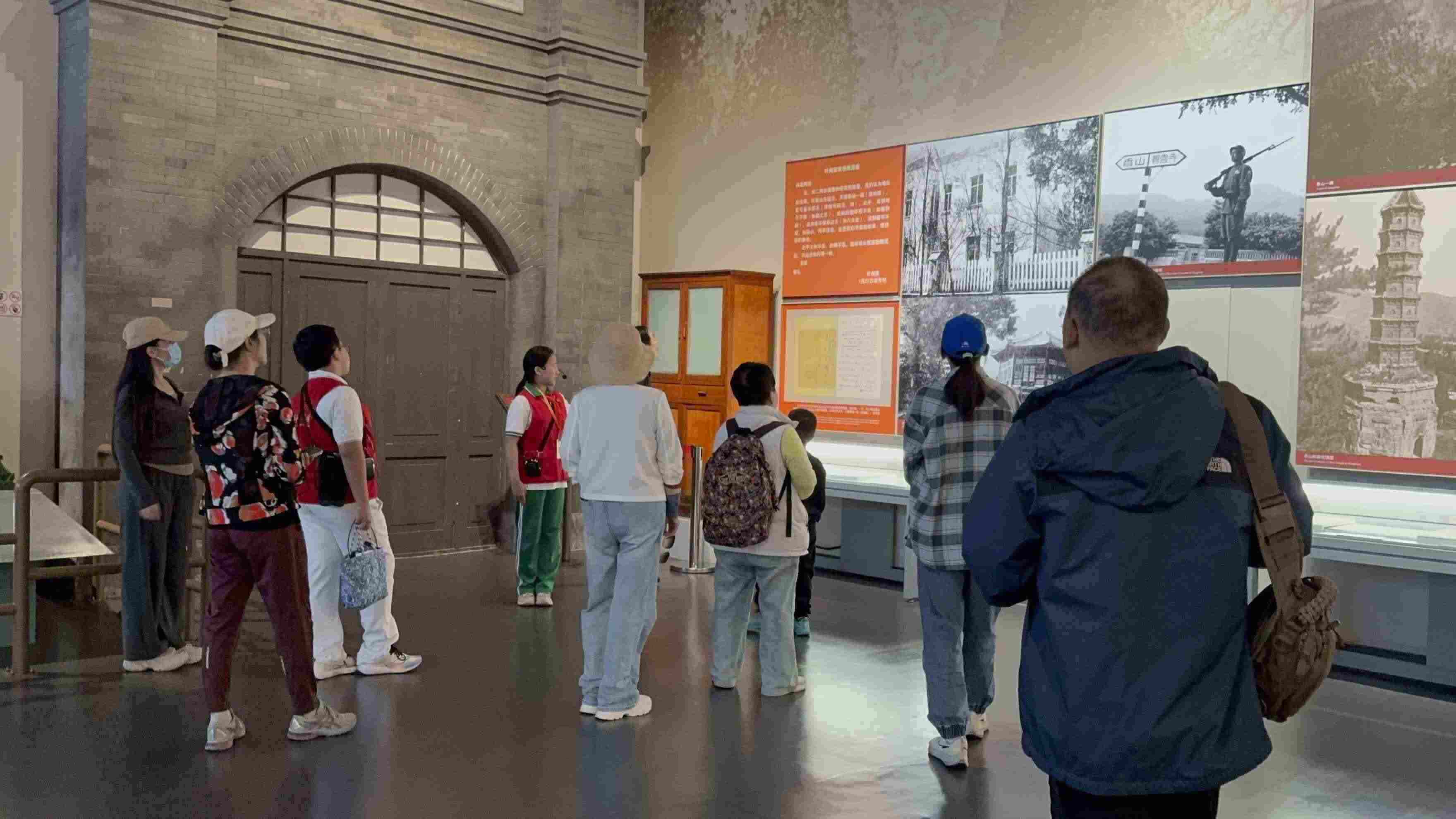 10月4日，北京香山革命紀(jì)念館內(nèi)，一名“紅領(lǐng)巾志愿者”正在為參觀者講解。人民網(wǎng)記者 劉微攝