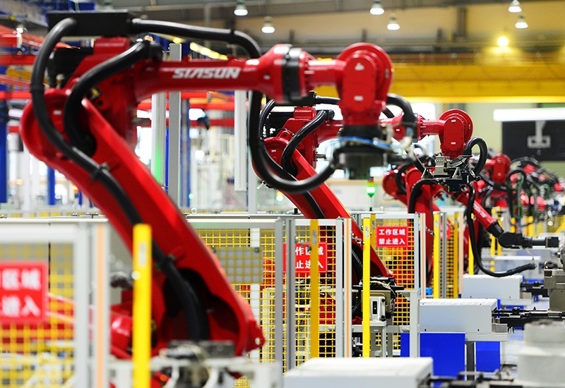 2019年11月22日，沈陽，一家數(shù)字化智能工廠內(nèi)，名為SR210的機(jī)器人正在自主地抓取各種零部件，快速組裝稍小的工業(yè)機(jī)器人。