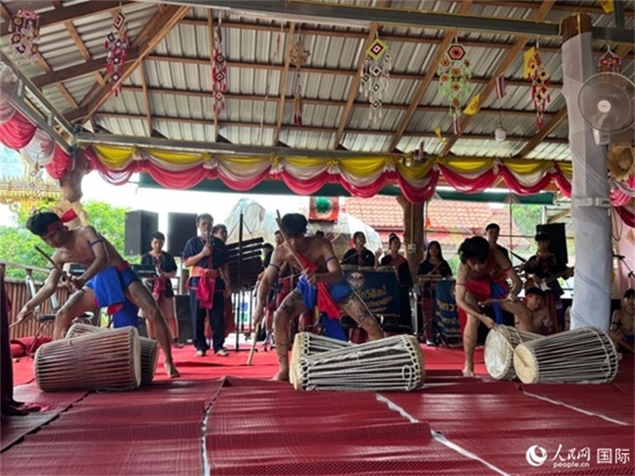 泰國藝術團體給游客表演當?shù)貍鹘y(tǒng)舞蹈。人民網(wǎng)記者 簡承淵攝