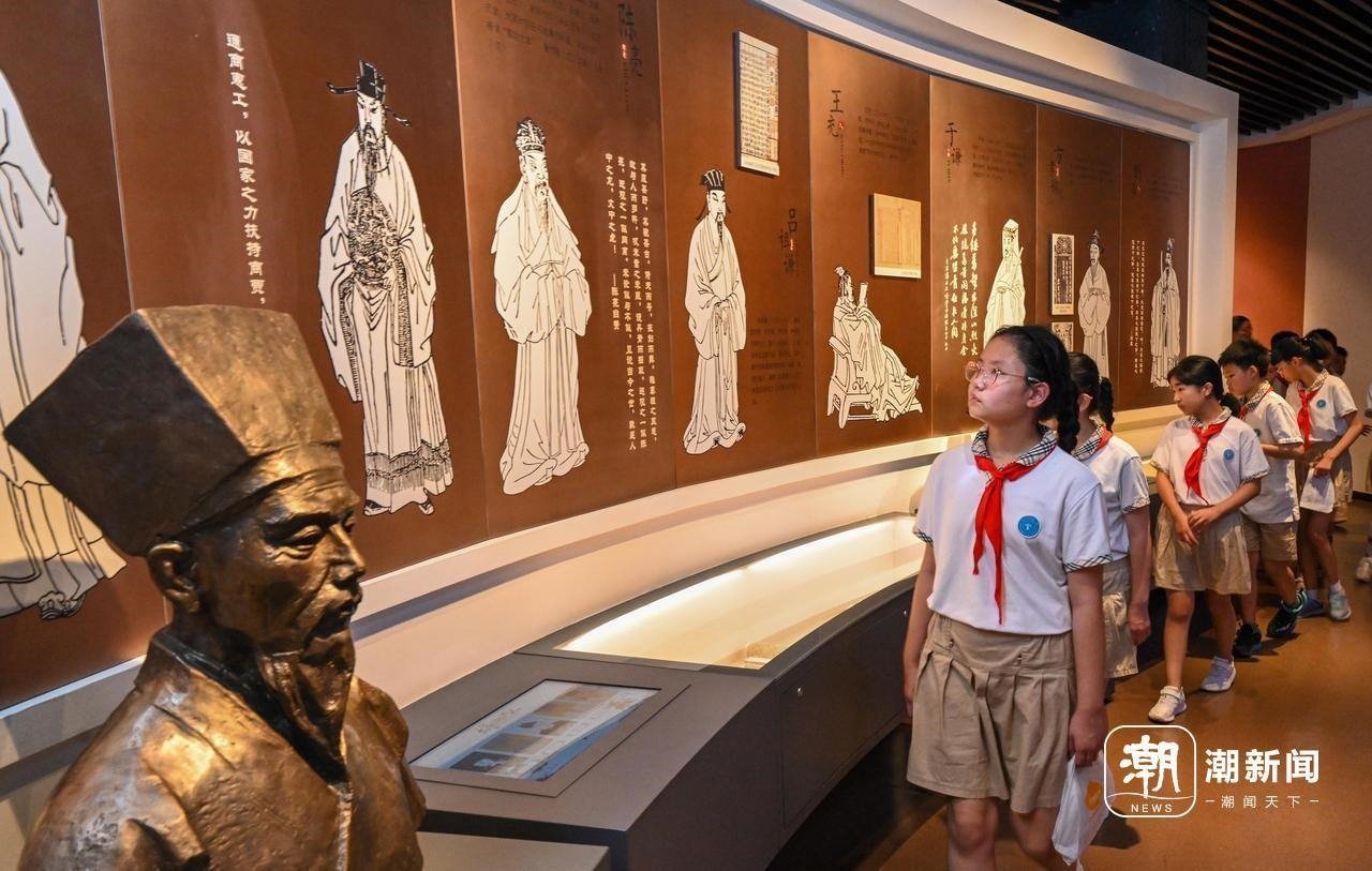 來(lái)自杭州市政苑小學(xué)的學(xué)生走進(jìn)浙江省檔案館“大寫浙江人”展廳，近距離“觸摸”歷史、走進(jìn)榜樣、聆聽故事，激發(fā)愛(ài)黨愛(ài)國(guó)愛(ài)家熱情。記者 董旭明 攝