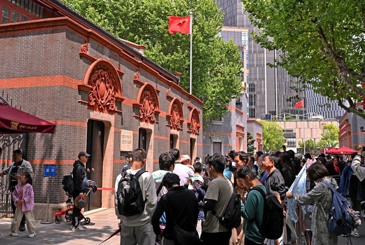 2024年5月3日，游客在位于上海的中共一大會址前參觀。新華社記者 劉穎 攝