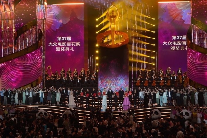 2024年8月4日，在四川成都，第37屆大眾電影百花獎獲獎?wù)吆痛蟊娫u審在舞臺上合影。新華社記者 唐文豪 攝