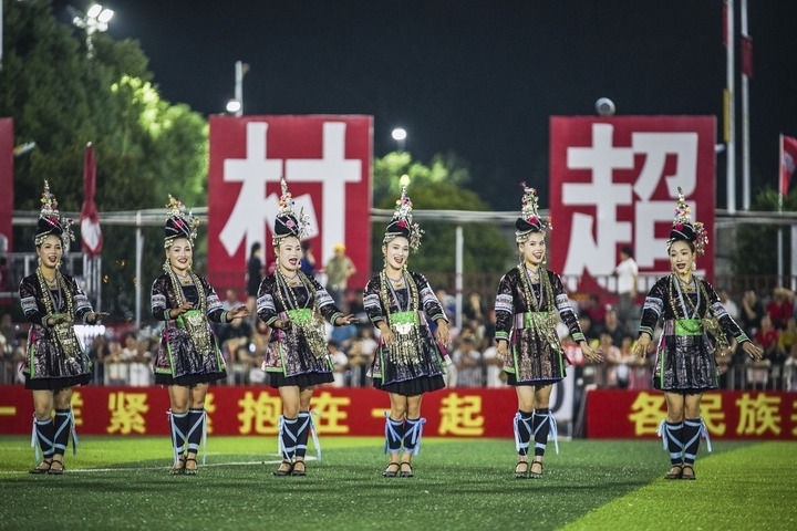 2024年9月28日，榕江縣侗族大歌隊的演員們在“村超”足球場上表演。當(dāng)日，“發(fā)現(xiàn)中國之美·相約貴州村超”國際友誼賽在貴州省黔東南苗族侗族自治州榕江縣的“村超”足球場舉行。新華社記者 陶亮 攝