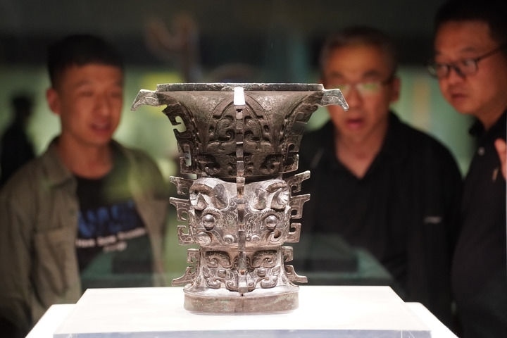 2024年5月9日，游客在陜西寶雞青銅器博物院內(nèi)參觀西周文物何尊。新華社記者 邵瑞 攝