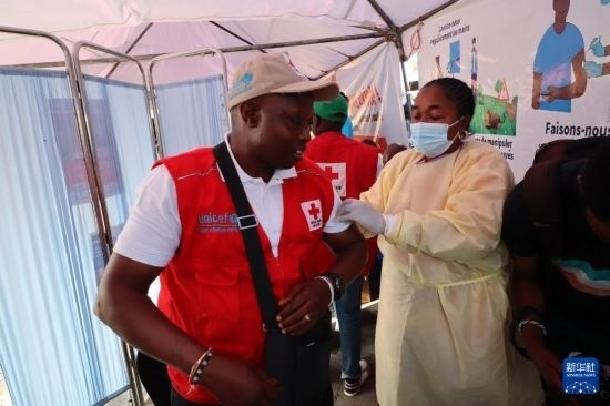 10月5日，在剛果（金）北基伍省首府戈馬市一座醫(yī)院內(nèi)，醫(yī)護(hù)人員為一名聯(lián)合國兒童基金會工作人員接種猴痘疫苗。新華社發(fā)（阿蘭·烏亞卡尼攝）