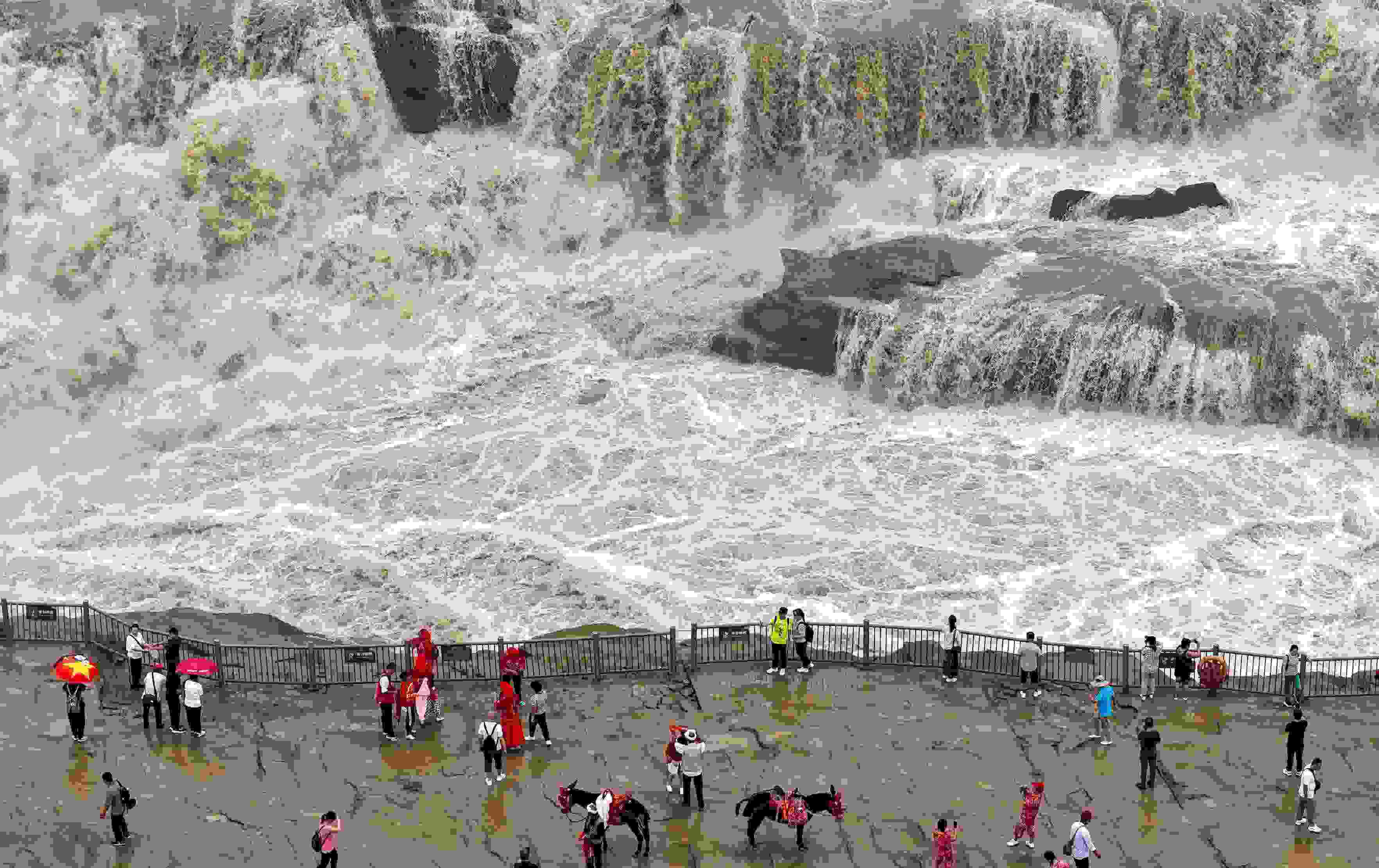 △2024年9月，游客在黃河壺口瀑布景區(qū)游覽。