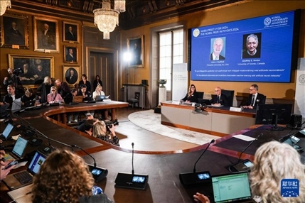 10月8日，在瑞典斯德哥爾摩舉行的2024年諾貝爾物理學(xué)獎公布現(xiàn)場，屏幕顯示獎項得主美國普林斯頓大學(xué)的約翰·霍普菲爾德和加拿大多倫多大學(xué)的杰弗里·欣頓。新華社記者 彭子洋 攝