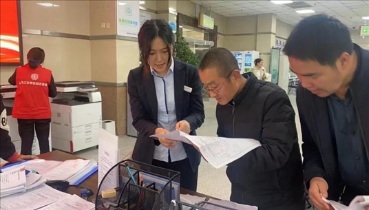 四川省成都市溫江區(qū)市場監(jiān)管局工作人員為群眾提供幫辦服務(wù)。圖片來源：人民網(wǎng)四川頻道