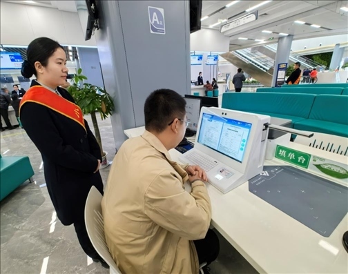 湖北省赤壁市市民在辦事人員的指導(dǎo)下填寫相關(guān)信息。圖片來源：人民網(wǎng)湖北頻道