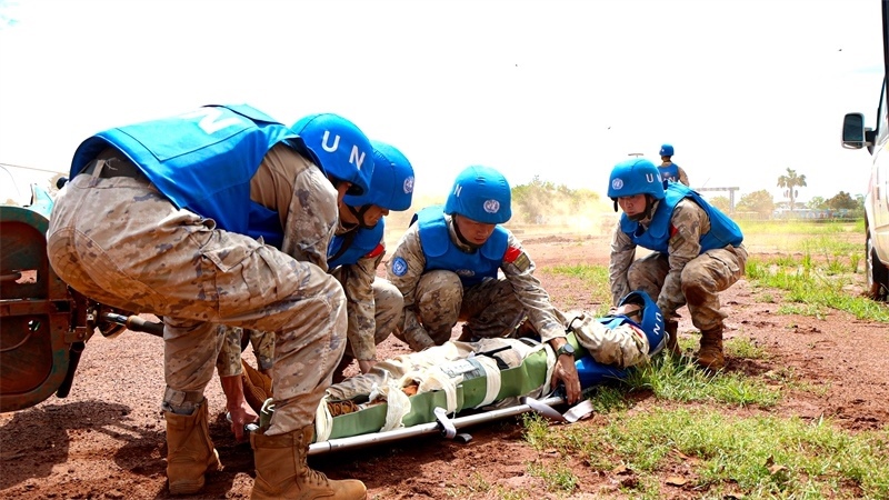 圖8-進行“傷員”轉運（馬騫攝）